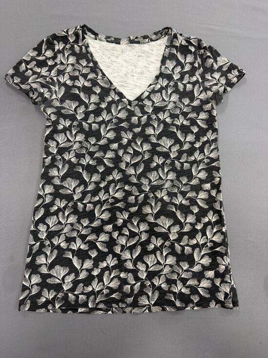 Merona Tops - Merona Women's Knit V-Neck Floral Print Black White Short Sleeve Top Size XS